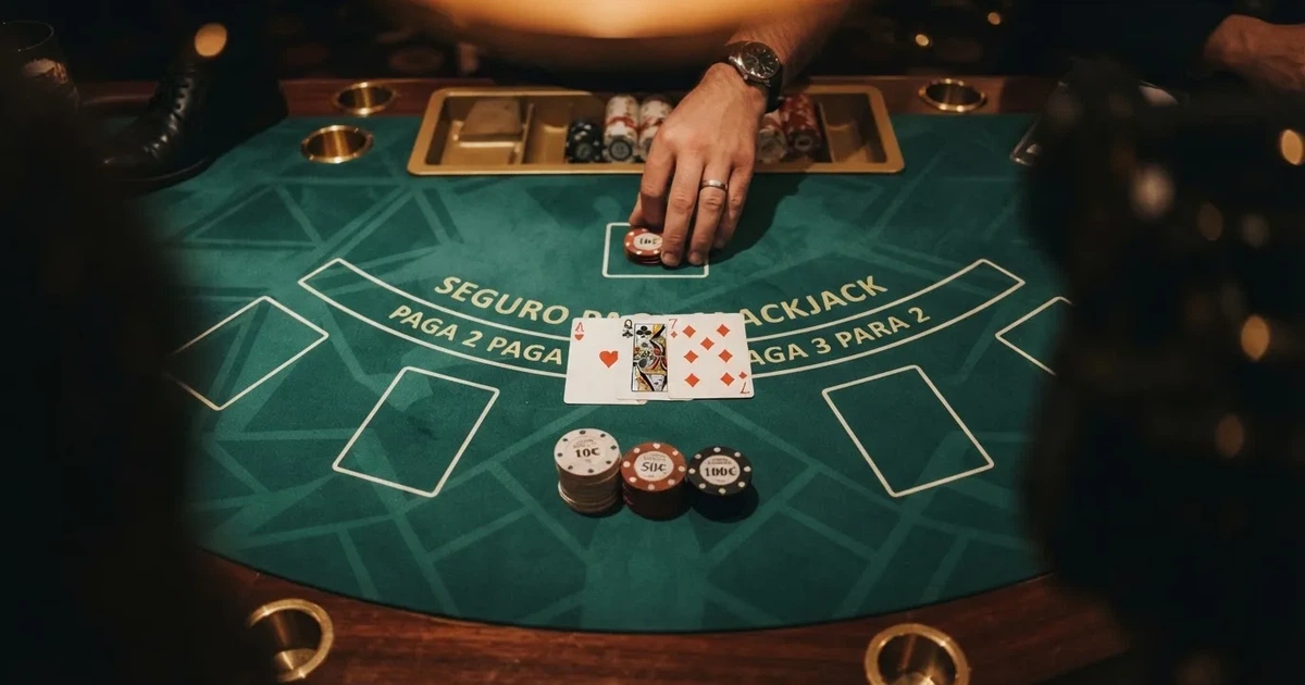 Mesa de jogo iluminada com cartas, vista de cima — blackjack online casino em portugal
